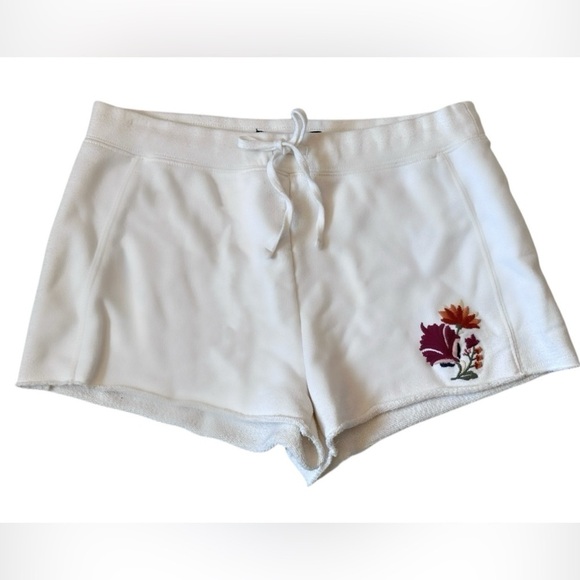 #85 Abercrombie & Fitch Floral Embroidery Short in White - Picture 4 of 6